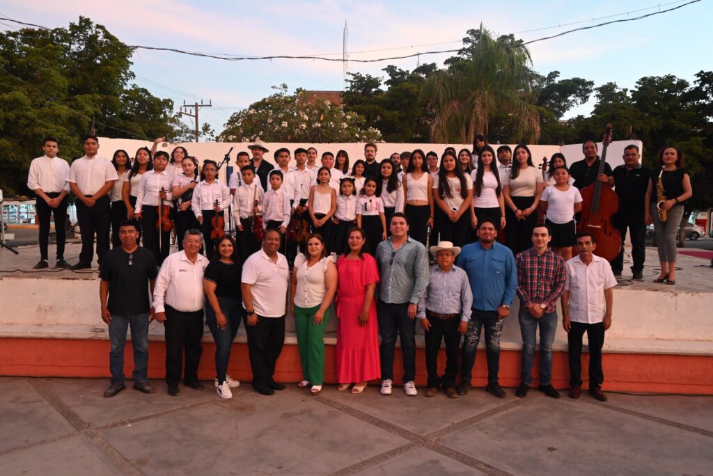 La Orquesta Infantil y Juvenil de Juan José Ríos cierra ciclo escolar con emotivo concierto en la plazuela municipal.